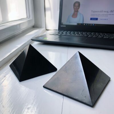 Anamé sungit piramis - a kép illusztráció 